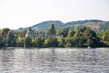 Lomond Gölü, İskoçya 'nın en güzel göllerinden biri. Dağlar ve güzel İskoç doğası