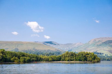 Lomond Gölü, İskoçya 'nın en güzel göllerinden biri. Dağlar ve güzel İskoç doğası