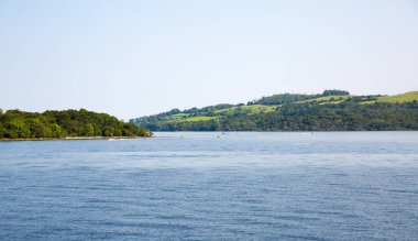 Lomond Gölü, İskoçya 'nın en güzel göllerinden biri. Dağlar ve güzel İskoç doğası