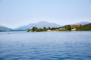 Lomond Gölü, İskoçya 'nın en güzel göllerinden biri. Dağlar ve güzel İskoç doğası