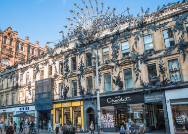 Glazgow, İskoçya - 25 Ağustos 2022: Buchanan caddesi genellikle daha yüksek pazar yelpazesi olan ünlü alışveriş bölgesi. Bir sürü insan, turist ve müşteriyle sokak manzarası