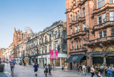 Glazgow, İskoçya - 25 Ağustos 2022: Buchanan caddesi genellikle daha yüksek pazar yelpazesi olan ünlü alışveriş bölgesi. Bir sürü insan, turist ve müşteriyle sokak manzarası