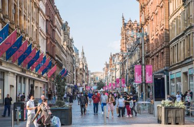 Glazgow, İskoçya - 25 Ağustos 2022: Buchanan caddesi genellikle daha yüksek pazar yelpazesi olan ünlü alışveriş bölgesi. Bir sürü insan, turist ve müşteriyle sokak manzarası