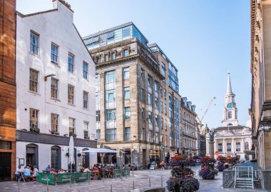 Glazgow, İskoçya - 25 Ağustos 2021: Hutcheson sokak manzarası kafeler, restoranlar ve dışarıdaki kafelerde yer değiştiren insanlar.