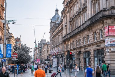 Edinburg, İngiltere - 24 Ağustos 2022: Central tren istasyonundan gün batımında Edinburg eski kasaba girişi