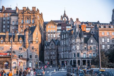 Edinburg, İngiltere - 24 Ağustos 2022: Central tren istasyonundan gün batımında Edinburg eski kasaba girişi