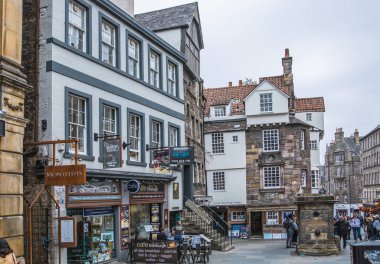 Edinburg, İngiltere - 23 Ağustos 2022: Royal Mil 'de John Knox Evi. Edinburg 'un kalbinden geçip Edinburgh Kalesi' ni Queen 'in sarayına bağlayan