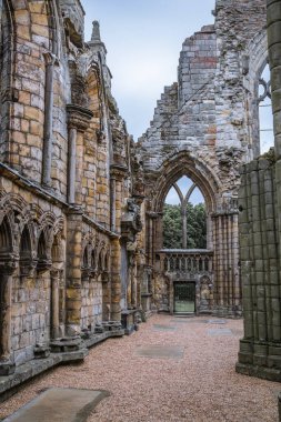 İskoçya, Edinburgh, İngiltere - 26 Ağustos 2021: I. David tarafından 1128 yılında kurulan Holyrood Abbey kalıntıları.