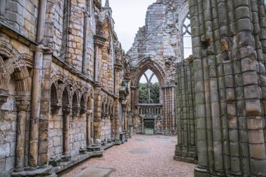 İskoçya, Edinburgh, İngiltere - 26 Ağustos 2021: I. David tarafından 1128 yılında kurulan Holyrood Abbey kalıntıları.
