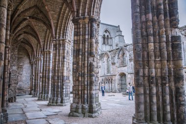 İskoçya, Edinburgh, İngiltere - 26 Ağustos 2021: I. David tarafından 1128 yılında kurulan Holyrood Abbey kalıntıları.