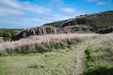 İskoçya, Edinburgh, İngiltere - 26 Ağustos 2022: Holyrood parkı ve tarihi Arthur 's Seat ile doğa koruma alanı. Antik volkan ve Edinburgh doğa parkı 