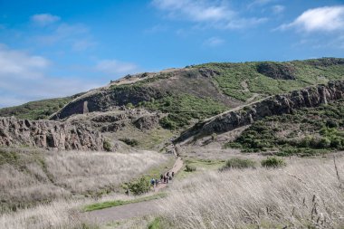 İskoçya, Edinburgh, İngiltere - 26 Ağustos 2022: Holyrood parkı ve tarihi Arthur 's Seat ile doğa koruma alanı. Antik volkan ve Edinburgh doğa parkı 