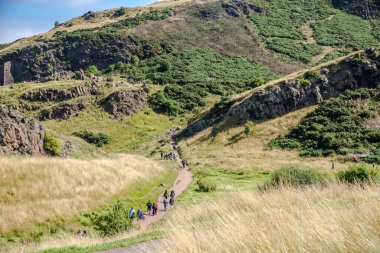 İskoçya, Edinburgh, İngiltere - 26 Ağustos 2022: Holyrood parkı ve tarihi Arthur 's Seat ile doğa koruma alanı. Antik volkan ve Edinburgh doğa parkı 