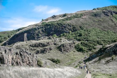 İskoçya, Edinburgh, İngiltere - 26 Ağustos 2022: Holyrood parkı ve tarihi Arthur 's Seat ile doğa koruma alanı. Antik volkan ve Edinburgh doğa parkı 