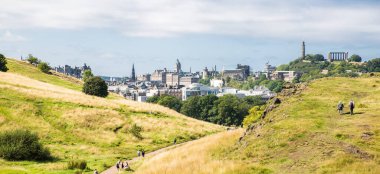 İskoçya, Edinburgh, İngiltere - 26 Ağustos 2022: Holyrood parkı ve tarihi Arthur 's Seat ile doğa koruma alanı. Antik volkan ve Edinburgh doğa parkı 