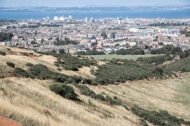 İskoçya, Edinburgh, İngiltere - 26 Ağustos 2022: Holyrood parkı ve tarihi Arthur 's Seat ile doğa koruma alanı. Antik volkan ve Edinburgh doğa parkı 