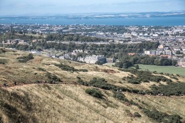 İskoçya, Edinburgh, İngiltere - 26 Ağustos 2022: Holyrood parkı ve tarihi Arthur 's Seat ile doğa koruma alanı. Antik volkan ve Edinburgh doğa parkı 