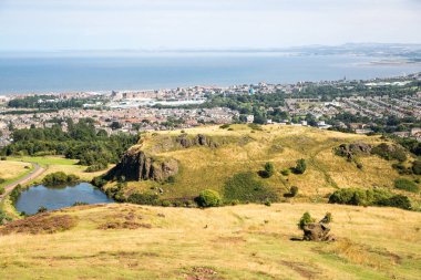 İskoçya, Edinburgh, İngiltere - 26 Ağustos 2022: Holyrood parkı ve tarihi Arthur 's Seat ile doğa koruma alanı. Antik volkan ve Edinburgh doğa parkı 