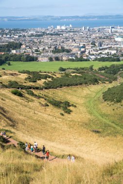 İskoçya, Edinburgh, İngiltere - 26 Ağustos 2022: Holyrood parkı ve tarihi Arthur 's Seat ile doğa koruma alanı. Antik volkan ve Edinburgh doğa parkı 