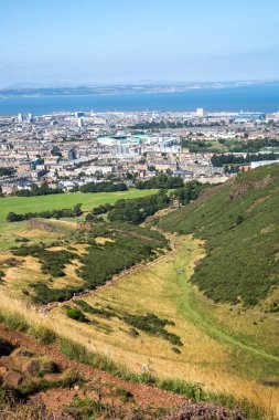İskoçya, Edinburgh, İngiltere - 26 Ağustos 2022: Holyrood parkı ve tarihi Arthur 's Seat ile doğa koruma alanı. Antik volkan ve Edinburgh doğa parkı 