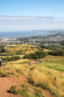 İskoçya, Edinburgh, İngiltere - 26 Ağustos 2022: Holyrood parkı ve tarihi Arthur 's Seat ile doğa koruma alanı. Antik volkan ve Edinburgh doğa parkı 