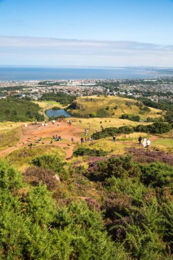 İskoçya, Edinburgh, İngiltere - 26 Ağustos 2022: Holyrood parkı ve tarihi Arthur 's Seat ile doğa koruma alanı. Antik volkan ve Edinburgh doğa parkı 