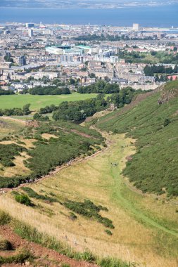 İskoçya, Edinburgh, İngiltere - 26 Ağustos 2022: Holyrood parkı ve tarihi Arthur 's Seat ile doğa koruma alanı. Antik volkan ve Edinburgh doğa parkı 
