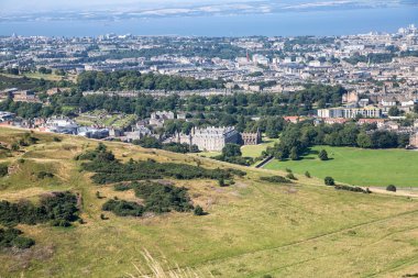 İskoçya, Edinburgh, İngiltere - 26 Ağustos 2022: Holyrood parkı ve tarihi Arthur 's Seat ile doğa koruma alanı. Antik volkan ve Edinburgh doğa parkı 