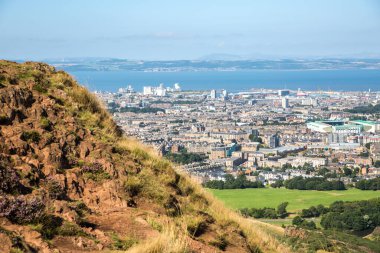 İskoçya, Edinburgh, İngiltere - 26 Ağustos 2022: Holyrood parkı ve tarihi Arthur 's Seat ile doğa koruma alanı. Antik volkan ve Edinburgh doğa parkı 