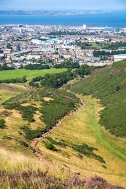 İskoçya, Edinburgh, İngiltere - 26 Ağustos 2022: Holyrood parkı ve tarihi Arthur 's Seat ile doğa koruma alanı. Antik volkan ve Edinburgh doğa parkı 