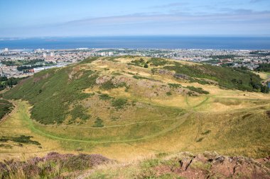 İskoçya, Edinburgh, İngiltere - 26 Ağustos 2022: Holyrood parkı ve tarihi Arthur 's Seat ile doğa koruma alanı. Antik volkan ve Edinburgh doğa parkı 
