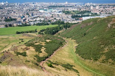 İskoçya, Edinburgh, İngiltere - 26 Ağustos 2022: Holyrood parkı ve tarihi Arthur 's Seat ile doğa koruma alanı. Antik volkan ve Edinburgh doğa parkı 