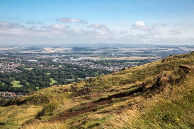 İskoçya, Edinburgh, İngiltere - 26 Ağustos 2022: Holyrood parkı ve tarihi Arthur 's Seat ile doğa koruma alanı. Antik volkan ve Edinburgh doğa parkı 