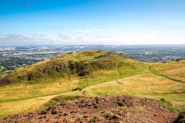 İskoçya, Edinburgh, İngiltere - 26 Ağustos 2022: Holyrood parkı ve tarihi Arthur 's Seat ile doğa koruma alanı. Antik volkan ve Edinburgh doğa parkı 