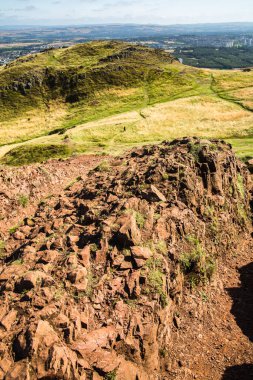 İskoçya, Edinburgh, İngiltere - 26 Ağustos 2022: Holyrood parkı ve tarihi Arthur 's Seat ile doğa koruma alanı. Antik volkan ve Edinburgh doğa parkı 