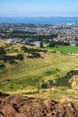 İskoçya, Edinburgh, İngiltere - 26 Ağustos 2022: Holyrood parkı ve tarihi Arthur 's Seat ile doğa koruma alanı. Antik volkan ve Edinburgh doğa parkı 