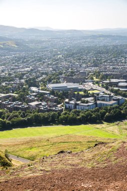 İskoçya, Edinburgh, İngiltere - 26 Ağustos 2022: Holyrood parkı ve tarihi Arthur 's Seat ile doğa koruma alanı. Antik volkan ve Edinburgh doğa parkı 