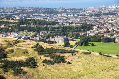 İskoçya, Edinburgh, İngiltere - 26 Ağustos 2022: Holyrood parkı ve tarihi Arthur 's Seat ile doğa koruma alanı. Antik volkan ve Edinburgh doğa parkı 