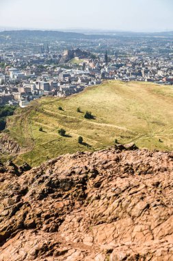 İskoçya, Edinburgh, İngiltere - 26 Ağustos 2022: Holyrood parkı ve tarihi Arthur 's Seat ile doğa koruma alanı. Antik volkan ve Edinburgh doğa parkı 