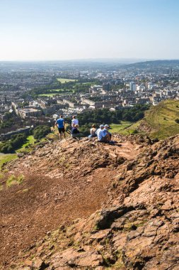 İskoçya, Edinburgh, İngiltere - 26 Ağustos 2022: Holyrood parkı ve tarihi Arthur 's Seat ile doğa koruma alanı. Antik volkan ve Edinburgh doğa parkı 