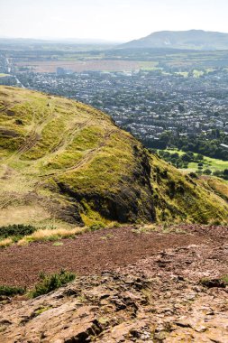 İskoçya, Edinburgh, İngiltere - 26 Ağustos 2022: Holyrood parkı ve tarihi Arthur 's Seat ile doğa koruma alanı. Antik volkan ve Edinburgh doğa parkı 