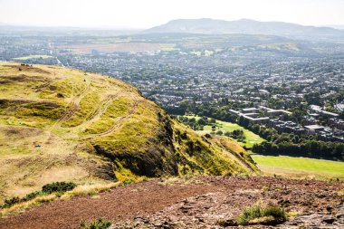 İskoçya, Edinburgh, İngiltere - 26 Ağustos 2022: Holyrood parkı ve tarihi Arthur 's Seat ile doğa koruma alanı. Antik volkan ve Edinburgh doğa parkı 