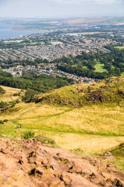 İskoçya, Edinburgh, İngiltere - 26 Ağustos 2022: Holyrood parkı ve tarihi Arthur 's Seat ile doğa koruma alanı. Antik volkan ve Edinburgh doğa parkı 