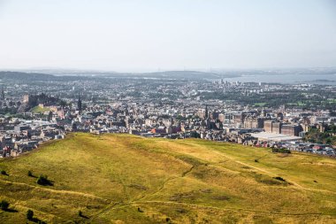 İskoçya, Edinburgh, İngiltere - 26 Ağustos 2022: Holyrood parkı ve tarihi Arthur 's Seat ile doğa koruma alanı. Antik volkan ve Edinburgh doğa parkı 
