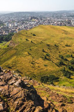 İskoçya, Edinburgh, İngiltere - 26 Ağustos 2022: Holyrood parkı ve tarihi Arthur 's Seat ile doğa koruma alanı. Antik volkan ve Edinburgh doğa parkı 
