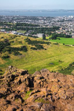İskoçya, Edinburgh, İngiltere - 26 Ağustos 2022: Holyrood parkı ve tarihi Arthur 's Seat ile doğa koruma alanı. Antik volkan ve Edinburgh doğa parkı 