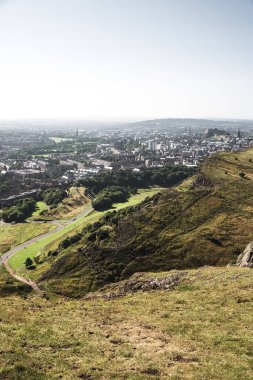 İskoçya, Edinburgh, İngiltere - 26 Ağustos 2022: Holyrood parkı ve tarihi Arthur 's Seat ile doğa koruma alanı. Antik volkan ve Edinburgh doğa parkı 