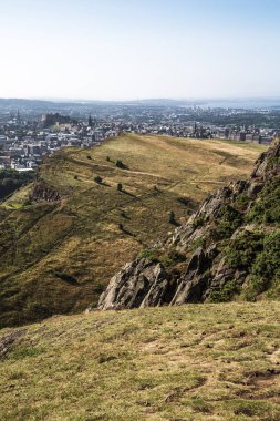 İskoçya, Edinburgh, İngiltere - 26 Ağustos 2022: Holyrood parkı ve tarihi Arthur 's Seat ile doğa koruma alanı. Antik volkan ve Edinburgh doğa parkı 