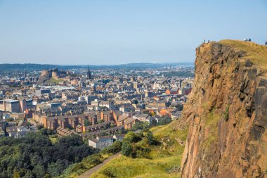 İskoçya, Edinburgh, İngiltere - 26 Ağustos 2022: Holyrood parkı ve tarihi Arthur 's Seat ile doğa koruma alanı. Antik volkan ve Edinburgh doğa parkı 