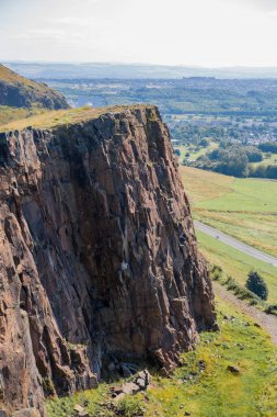 İskoçya, Edinburgh, İngiltere - 26 Ağustos 2022: Holyrood parkı ve tarihi Arthur 's Seat ile doğa koruma alanı. Antik volkan ve Edinburgh doğa parkı 